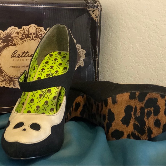 Vintage Inspired Bettie Page Goth Skull Heels - Picture 2 of 3